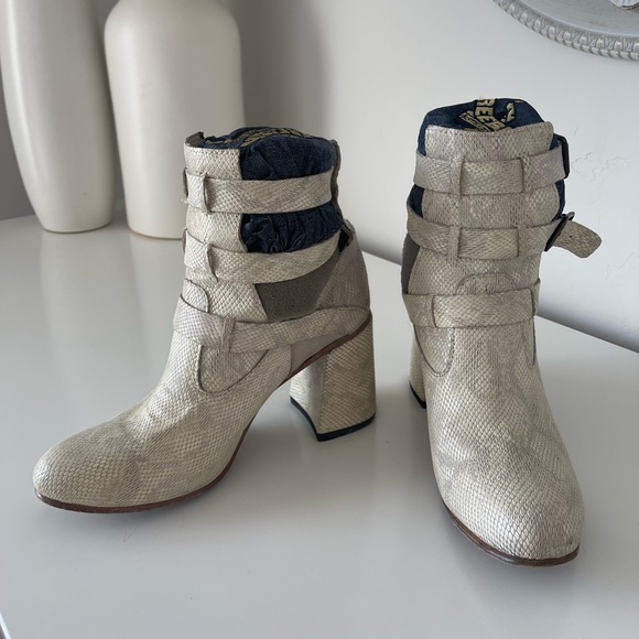 White Free Bird Boots - Picture 2 of 3